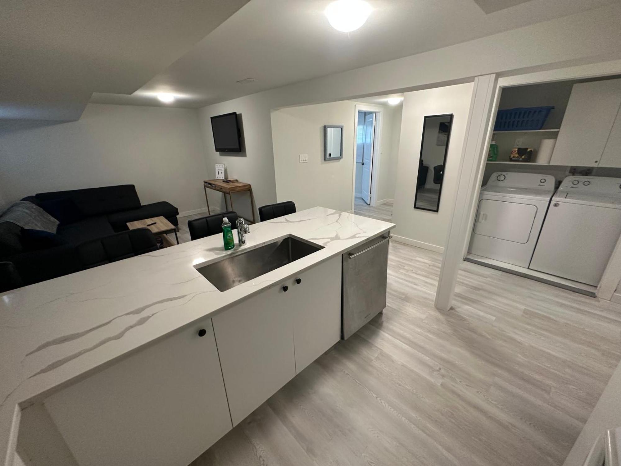 Comfy 2 Bedroom Near The Beach! Пикеринг Экстерьер фото
